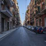 Anche in via De Mille ci sono tanti negozi chiusi (25 per l�esattezza)...